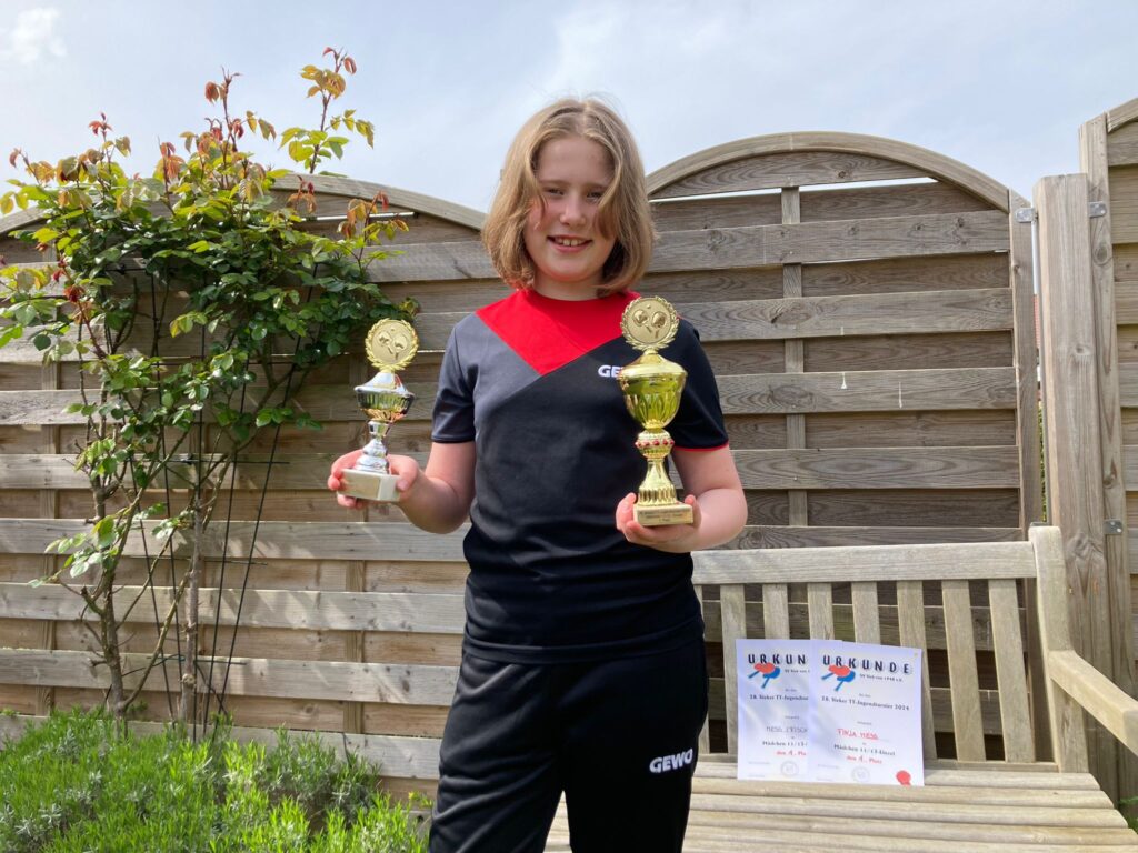 Finja Mess gewinnt beim 28. Sieker Jugendturnier 2024 den 1. Platz im Doppel und Einzel Mädchen U11/U13