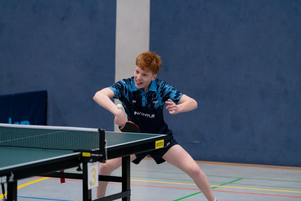 Junger Mann spielt Tischtennis