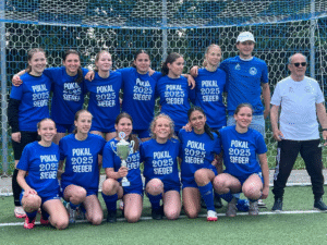 Unsere B-Mädels um Trainer Jens Mommsen nach ihrem Erfolg im Kreispokal.