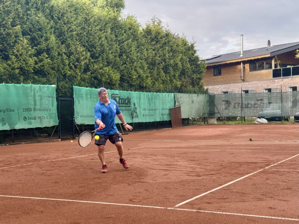 Stefano Conti spielt Tennis auf einem Sandplatz