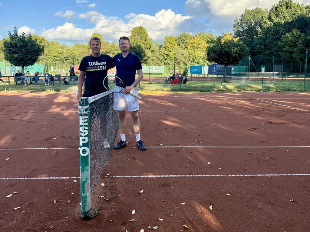 Zwei Männer auf einem Tennisplatz am Netz. Ahrensburg, SSC Hagen. Clubmeisterschaften