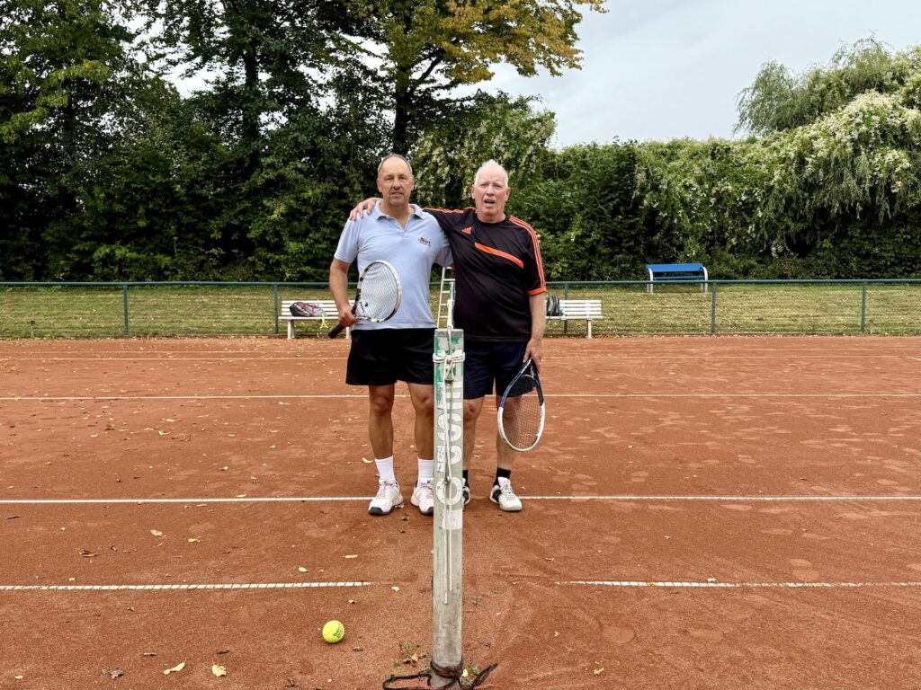 Zwei Männer auf einem Tennisplatz in Ahrensburg beim SSC Hagen