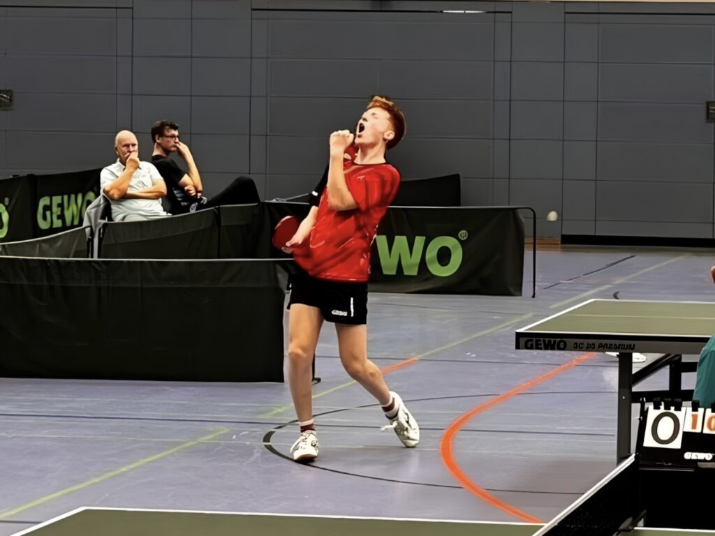 Hannes Schubert jubelt neben der Tischtennisplatte