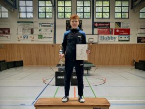 Hannes Schubert, Tischtennisspieler des SSC Hagen Ahrensburg mit Urkunde und Pokal beim Landesranglistenturnier 2025 – Foto: Oliver Schulz