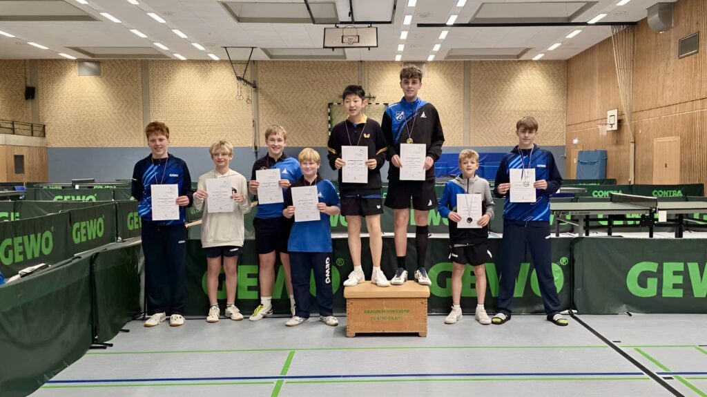 8 Jungs mit Urkunden bei einer Siegerehrung