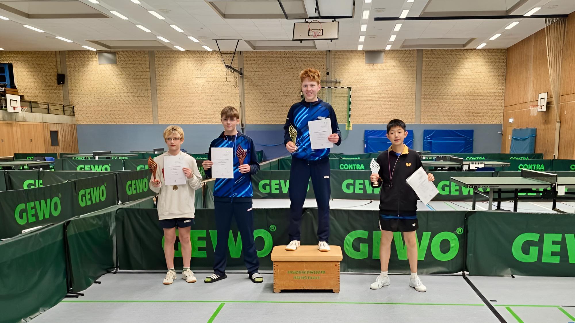 Vier Jungs bei einer Siegerehrung