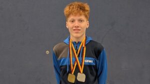 Junger Sportler mit zwei Medaillen