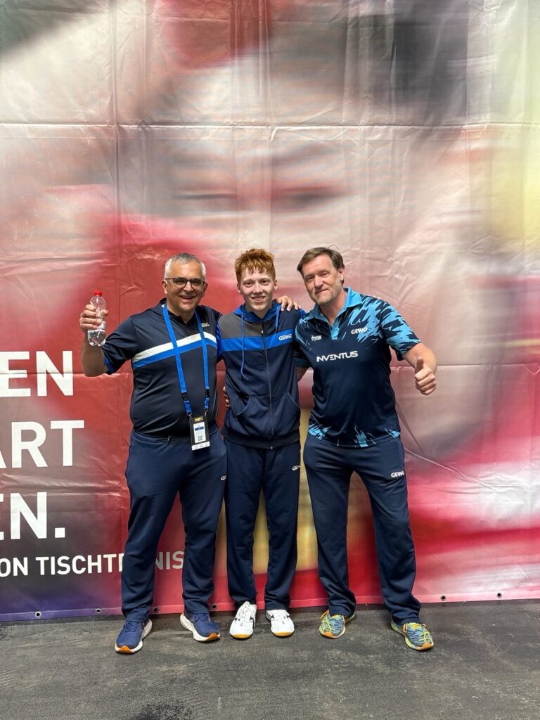 Drei Personen vor einer Wand bei den deutschen Meisterschaften im Tischtennis