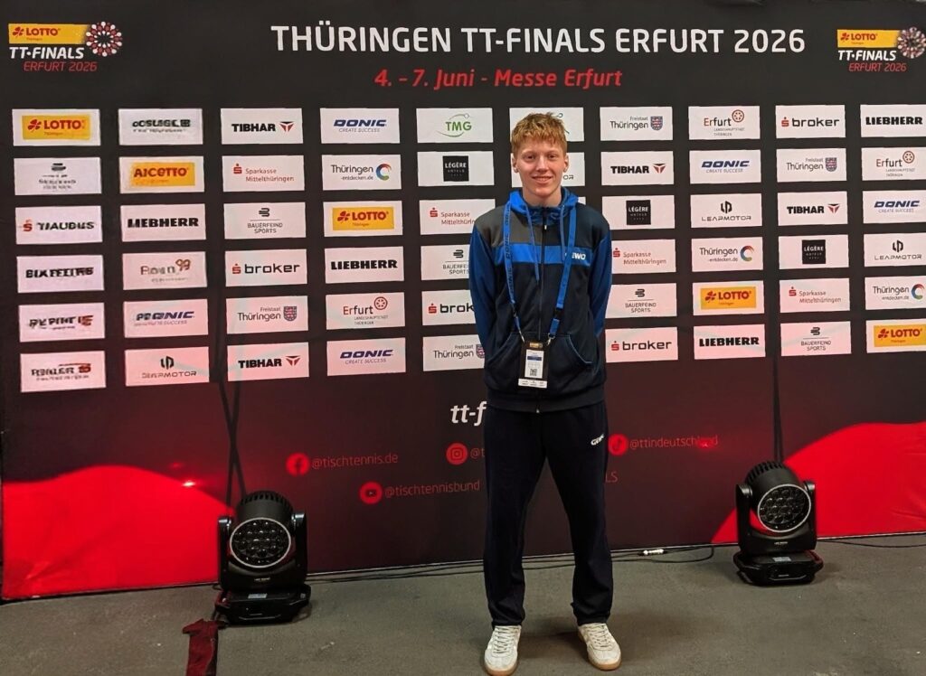 Junger Mann vor einer Wand auf der steht TT Finals 2026