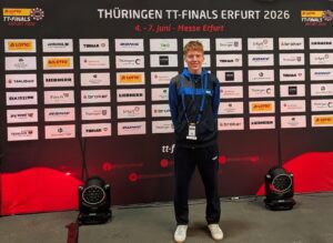 Junger Mann vor einer Wand auf der steht TT Finals 2026