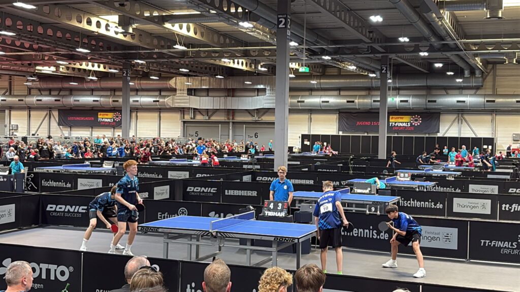 Halle mit Tischtennis-Platten