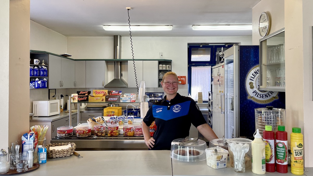 Karin verkauft Snacks, Süßigkeiten und Getränke im Sportlerheim des SSC Hagen Ahrensburg – Foto: Nicole Theinert
