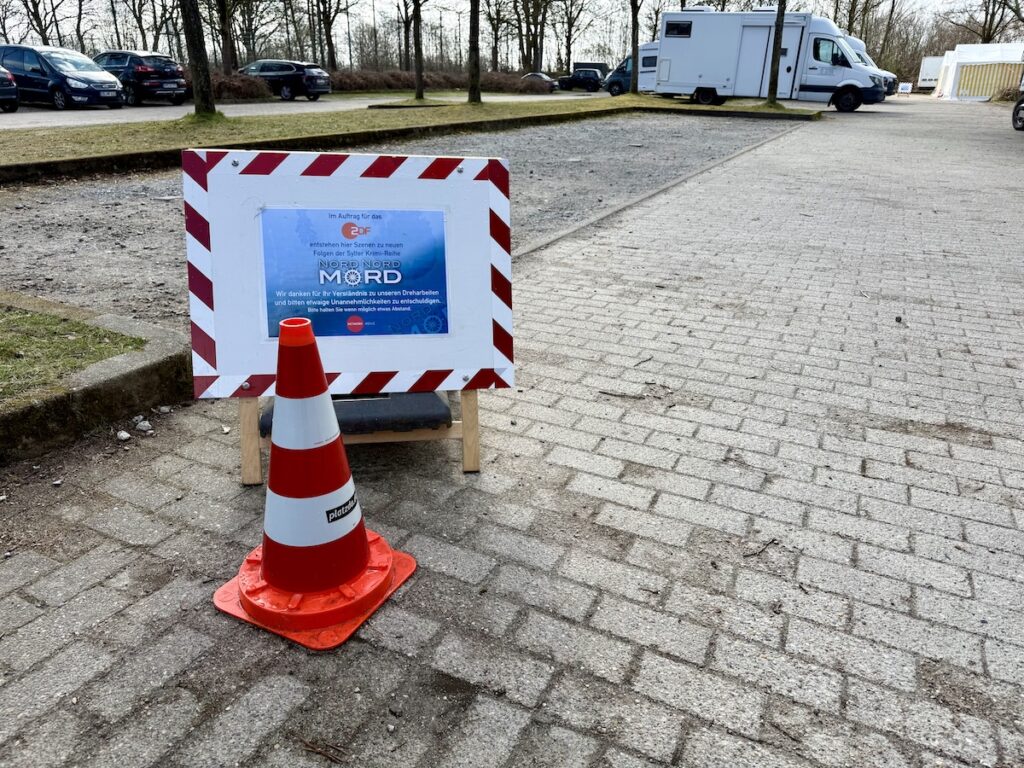 Schild, das auf Dreharbeiten der Serie „Nord, Nord, Mord“ hinweist