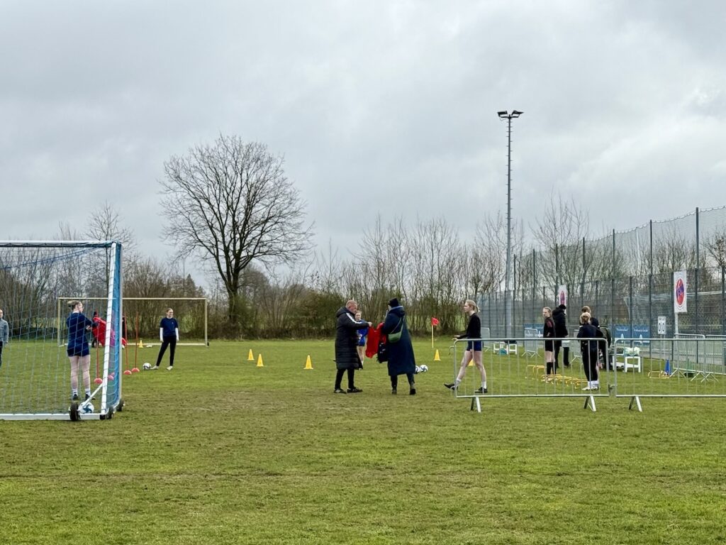 Spielerinnen auf einem Fußballplatz
