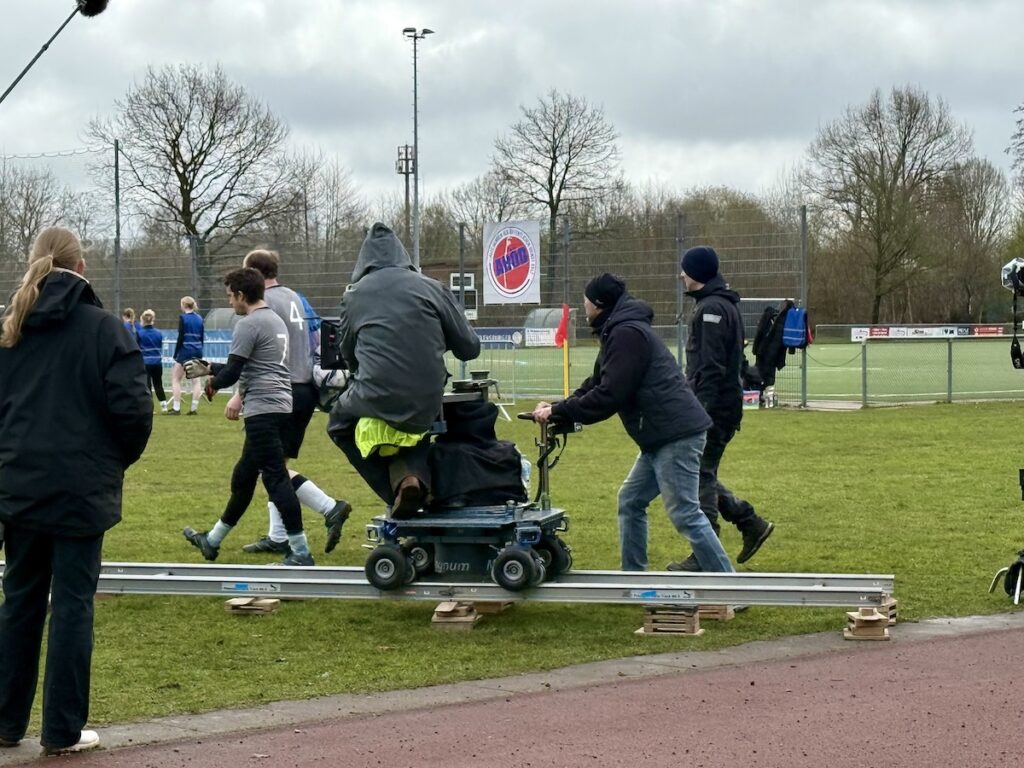 Kamerateam auf einem Fußballplatz