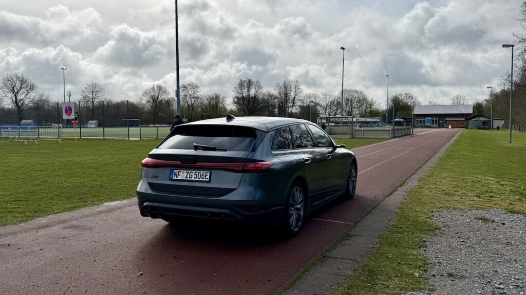 Audi mit Kennzeichen Nordfriesland auf einem Sportplatz