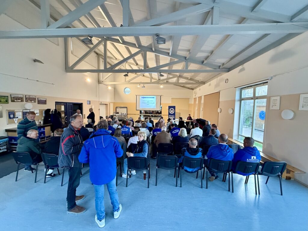 Ein großer Raum, gefüllt mit Menschen, Versammlung eines Sportvereins