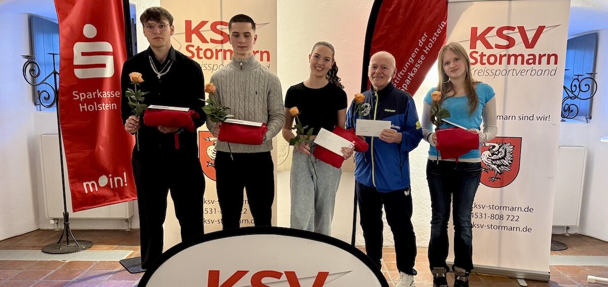 5 Sportlerinnen und Sportler in einem Festsaal neben Bannern vom KSV Stormarn